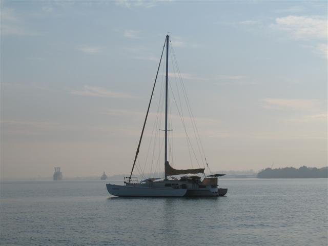 21. července 2008: Lumut Dřevěný trimarán Supertramp našeho britsko-zimbabsko-australského kamaráda Mikea